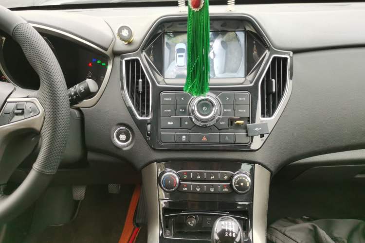 Used Huatai Santa Fe 2016 1.5T Gasoline Manual Two-Wheel Drive Smart Enjoyment i3 Model Audio And AC Panel
