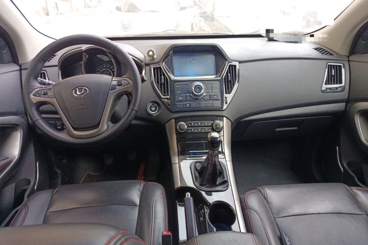 Used Huatai Santa Fe 2016 1.5T Gasoline Manual Two-Wheel Drive Smart Enjoyment i3 Model Center Console