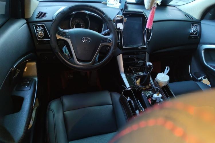 Used Huatai Santa Fe 2016 1.5T Gasoline Manual Two-Wheel Drive Smart Enjoyment i3 Model Center Console