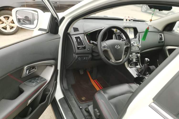 Used Huatai Santa Fe 2016 1.5T Gasoline Manual Two-Wheel Drive Smart Enjoyment i3 Model Driver Seat