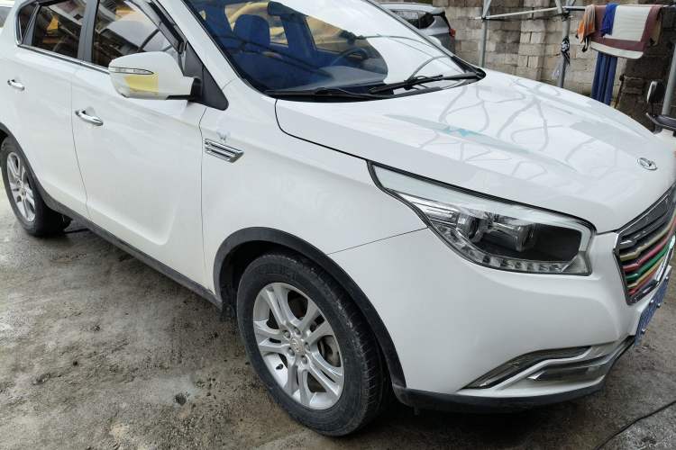 Used Huatai Santa Fe 2016 1.5T Gasoline Manual Two-Wheel Drive Smart Enjoyment i3 Model Front Right 45 Deg