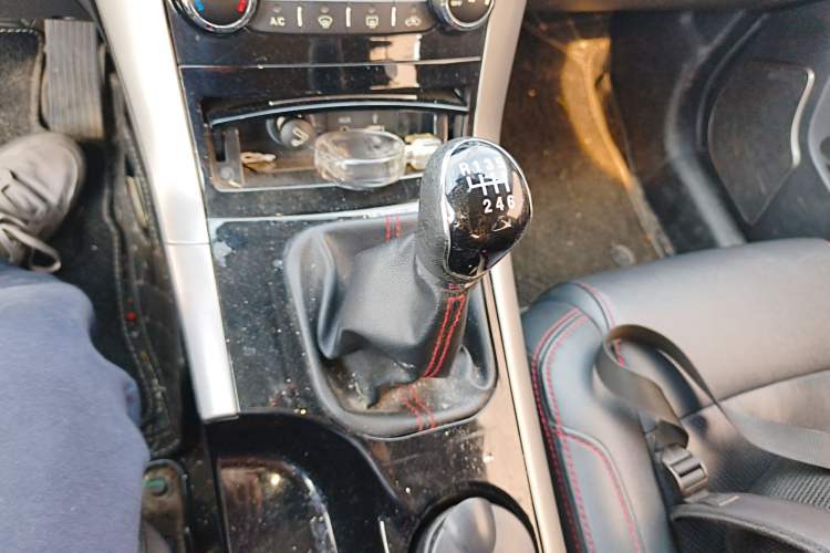Used Huatai Santa Fe 2016 1.5T Gasoline Manual Two-Wheel Drive Elite Model Gear Lever