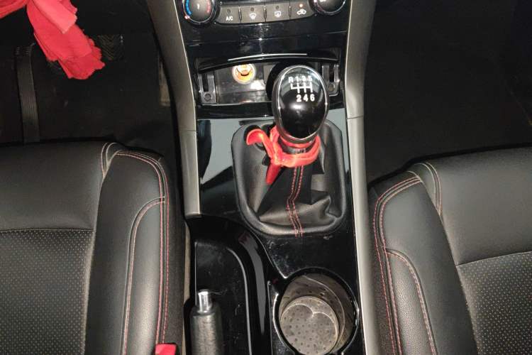 Used Huatai Santa Fe 2016 1.5T Gasoline Manual Two-Wheel Drive Elite Model Gear Lever