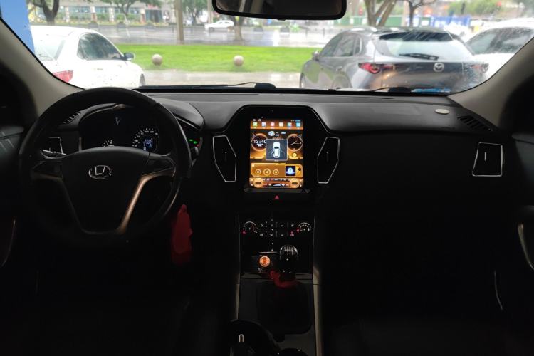 Used Huatai Santa Fe 2016 1.5T Gasoline Manual Two-Wheel Drive Elite Model Interior 2