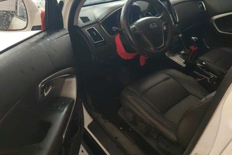 Used Huatai Santa Fe 2016 1.5T Gasoline Manual Two-Wheel Drive Elite Model Interior 3