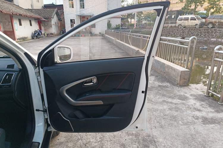 Used Huatai Santa Fe 2016 1.5T Gasoline Manual Two-Wheel Drive Smart Enjoyment i3 Model Interior 5