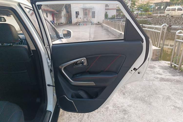 Used Huatai Santa Fe 2016 1.5T Gasoline Manual Two-Wheel Drive Smart Enjoyment i3 Model Interior 6