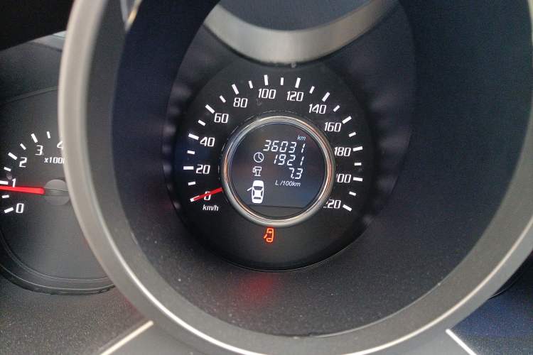 Used Huatai Santa Fe 2016 1.5T Gasoline Manual Two-Wheel Drive Smart Enjoyment i3 Model Odometer Close Up