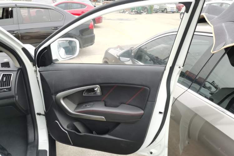 Used Huatai Santa Fe 2016 1.5T Gasoline Manual Two-Wheel Drive Smart Enjoyment i3 Model Right Front Door Interior