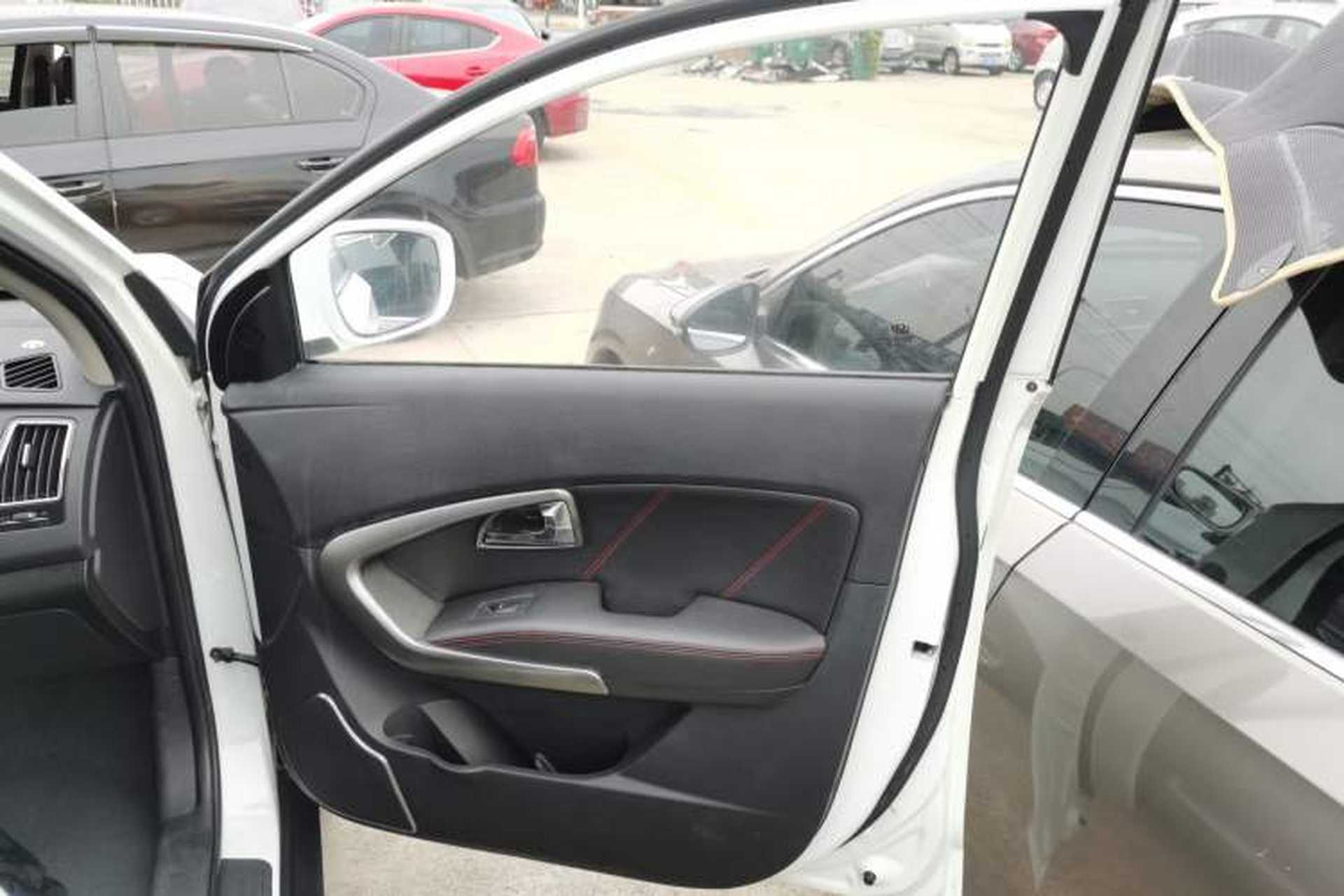 Used Huatai Santa Fe 2016 1.5T Gasoline Manual Two-Wheel Drive Smart Enjoyment i3 Model Right Front Door Interior