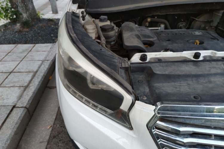 Used Huatai Santa Fe 2016 1.5T Gasoline Manual Two-Wheel Drive Smart Enjoyment i3 Model Right Front Headlight