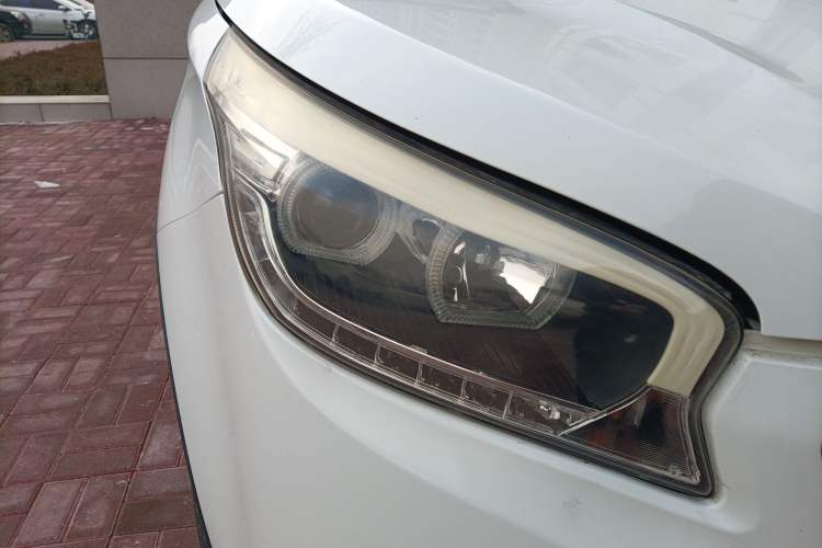 Used Huatai Santa Fe 2016 1.5T Gasoline Manual Two-Wheel Drive Smart Enjoyment i3 Model Right Front Headlight