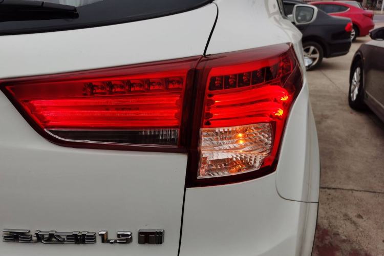 Used Huatai Santa Fe 2016 1.5T Gasoline Manual Two-Wheel Drive Smart Enjoyment i3 Model Right Rear Taillight