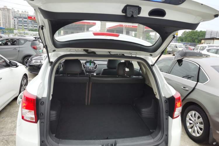 Used Huatai Santa Fe 2016 1.5T Gasoline Manual Two-Wheel Drive Smart Enjoyment i3 Model Trunk
