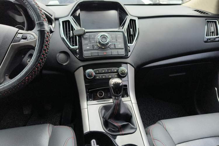 Used Huatai Santa Fe 2017 1.5T Gasoline Manual Two-Wheel-Drive Elite Model Audio And AC Panel