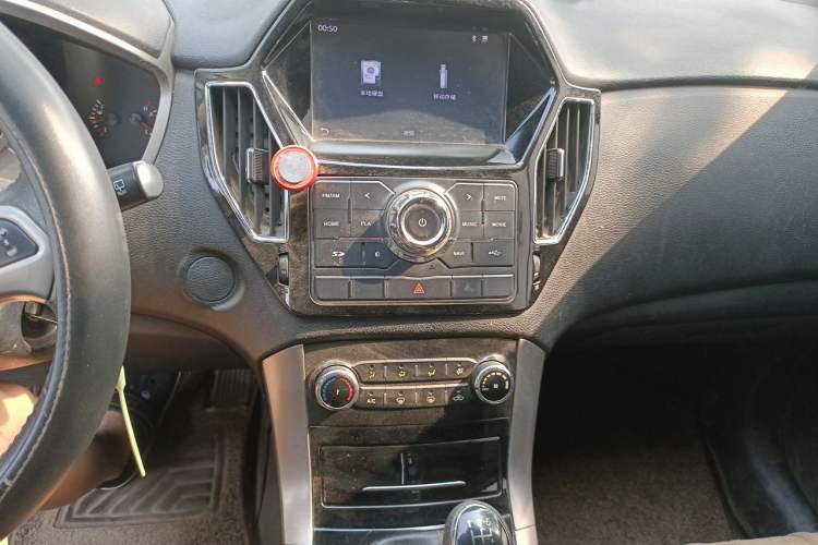 Used Huatai Santa Fe 2017 1.5T Gasoline Manual Two-Wheel-Drive Elite Model Audio And AC Panel