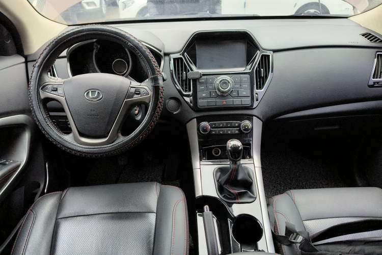 Used Huatai Santa Fe 2017 1.5T Gasoline Manual Two-Wheel-Drive Elite Model Center Console