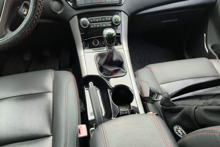 Used Huatai Santa Fe 2017 1.5T Gasoline Manual Two-Wheel-Drive Elite Model Gear Lever