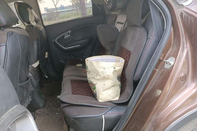 Used Huatai Santa Fe 2017 1.5T Gasoline Manual Two-Wheel-Drive Elite Model Left Rear Seat