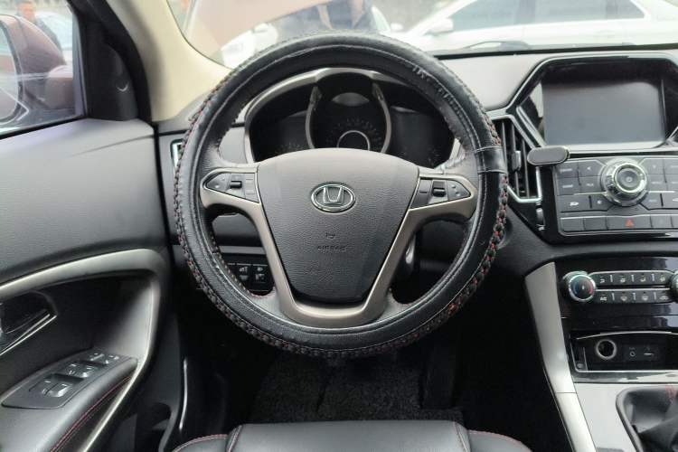 Used Huatai Santa Fe 2017 1.5T Gasoline Manual Two-Wheel-Drive Elite Model Steering Wheel