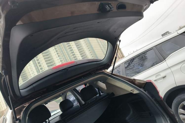 Used Huatai Santa Fe 2017 1.5T Gasoline Manual Two-Wheel-Drive Elite Model Trunk