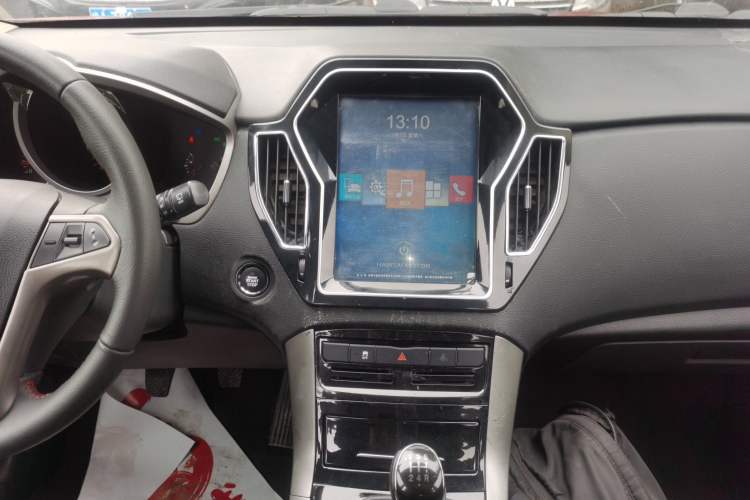 Used Huatai Santa Fe 2017 1.5T Gasoline Manual Two-Wheel Drive Smart Enjoyment i3 Model Audio And AC Panel