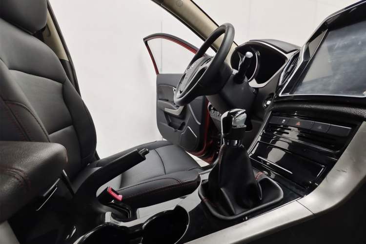 Used Huatai Santa Fe 2017 1.5T Gasoline Manual Two-Wheel Drive Smart Enjoyment i3 Model Interior 5