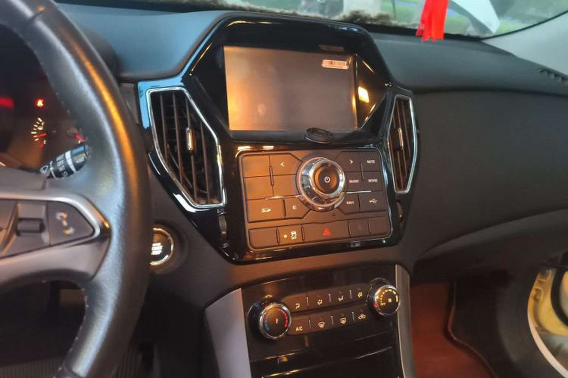 Used Huatai Santa Fe 2017 1.5T Gasoline Automatic Two-Wheel Drive Smart Enjoyment i3 Model Audio And AC Panel
