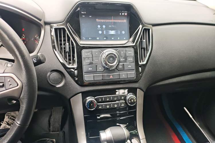Used Huatai Santa Fe 2017 1.5T Gasoline Automatic Two-Wheel-Drive Elite Model Audio And AC Panel