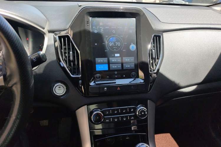 Used Huatai Santa Fe 2017 1.5T Gasoline Manual Two-Wheel Drive Smart Enjoyment i3 Model Audio And AC Panel