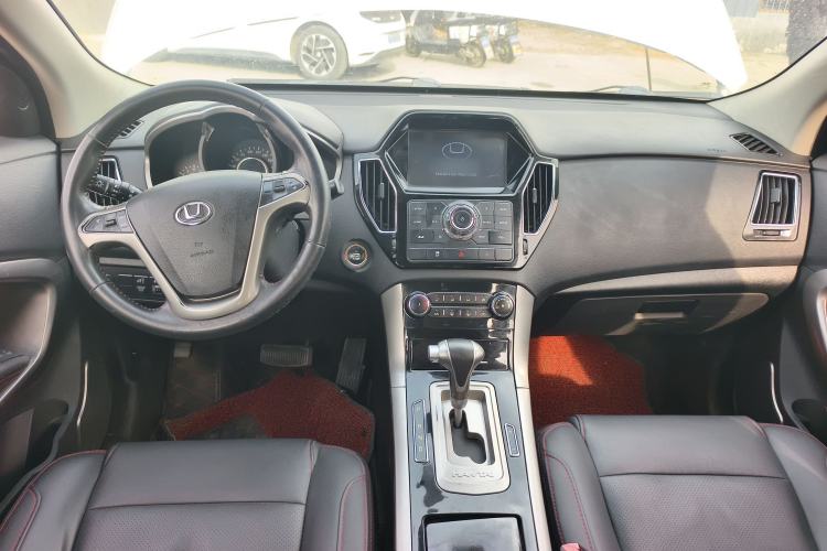 Used Huatai Santa Fe 2017 1.5T Gasoline Automatic Two-Wheel Drive Smart Enjoyment i3 Model Center Console