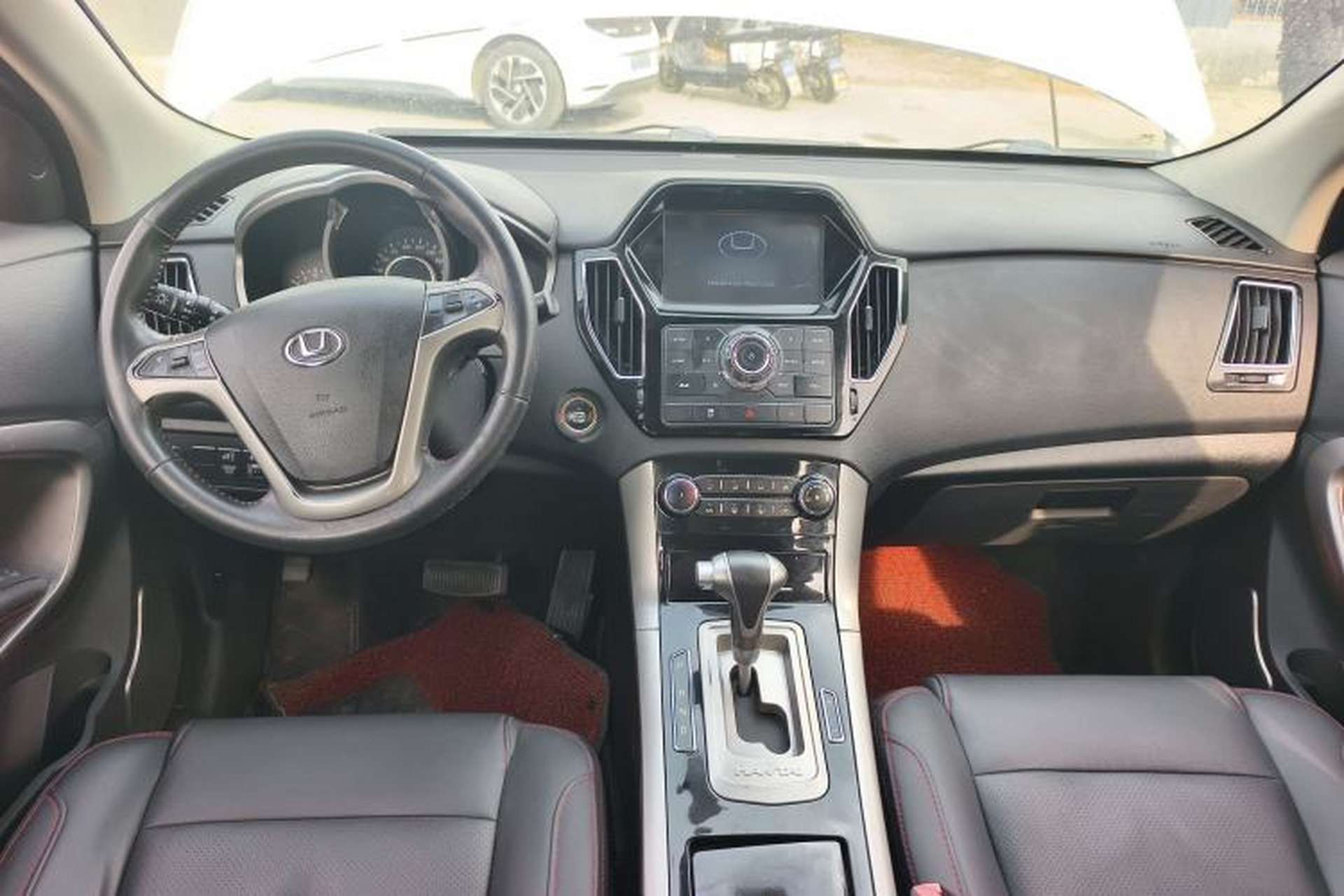 Used Huatai Santa Fe 2017 1.5T Gasoline Automatic Two-Wheel Drive Smart Enjoyment i3 Model Center Console