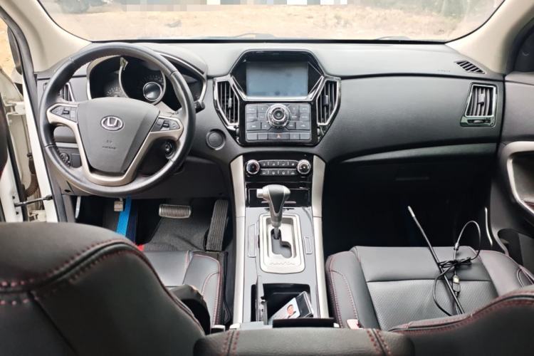 Used Huatai Santa Fe 2017 1.5T Gasoline Automatic Two-Wheel-Drive Elite Model Center Console