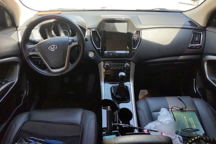 Used Huatai Santa Fe 2017 1.5T Gasoline Manual Two-Wheel Drive Smart Enjoyment i3 Model Center Console