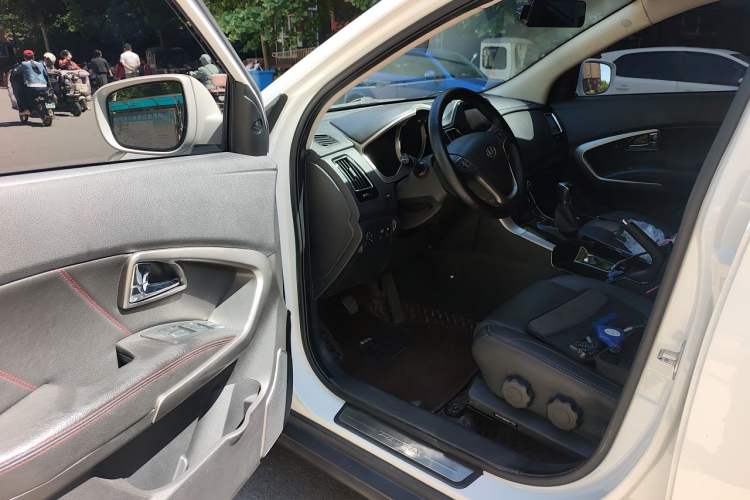 Used Huatai Santa Fe 2017 1.5T Gasoline Manual Two-Wheel Drive Smart Enjoyment i3 Model Driver Seat