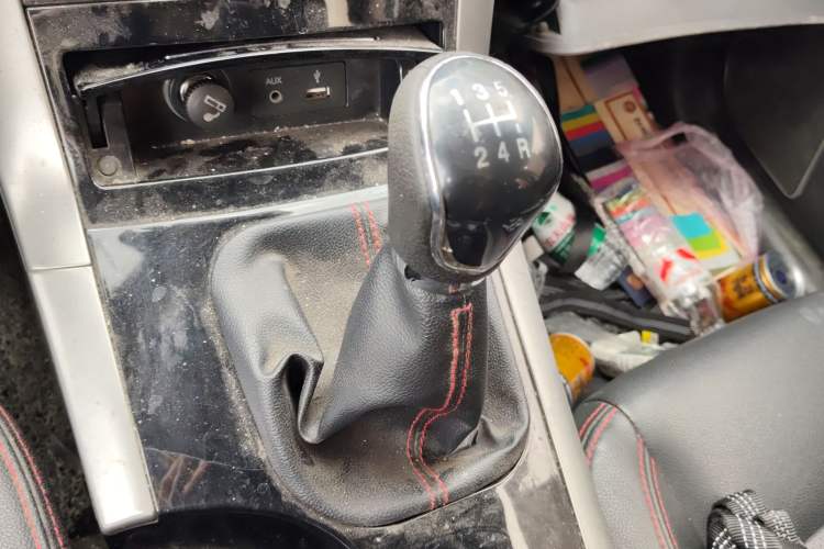 Used Huatai Santa Fe 2017 1.5T Gasoline Manual Two-Wheel-Drive Elite Model Gear Lever