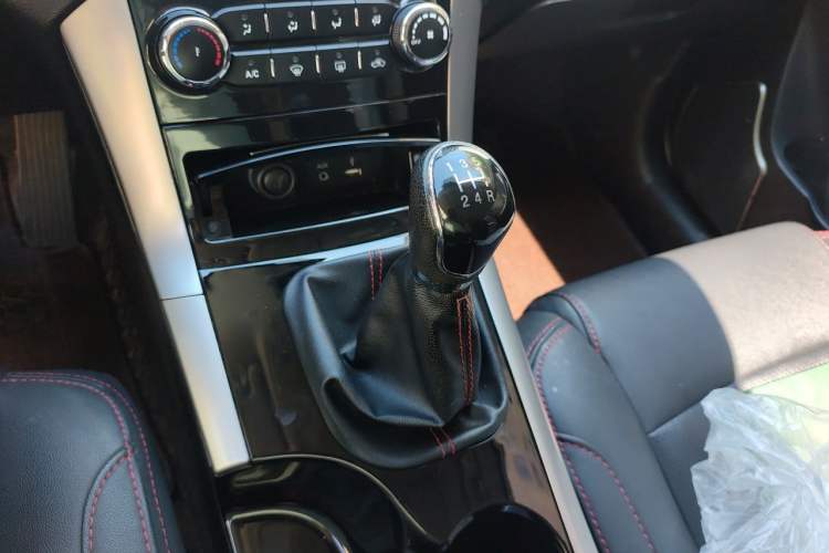 Used Huatai Santa Fe 2017 1.5T Gasoline Manual Two-Wheel Drive Smart Enjoyment i3 Model Gear Lever