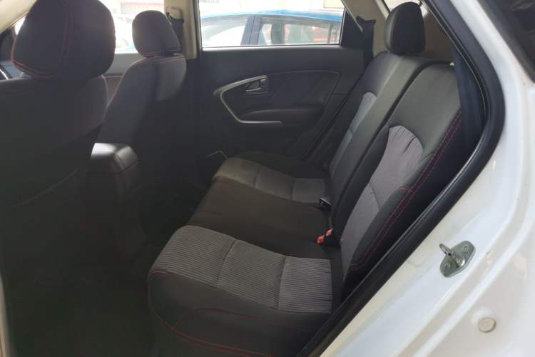 Used Huatai Santa Fe 2017 1.5T Gasoline Manual Two-Wheel-Drive Elite Model Interior 1