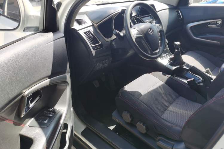 Used Huatai Santa Fe 2017 1.5T Gasoline Manual Two-Wheel-Drive Elite Model Interior 2
