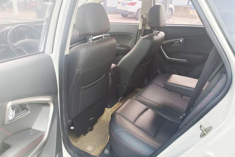 Used Huatai Santa Fe 2017 1.5T Gasoline Automatic Two-Wheel Drive Smart Enjoyment i3 Model Interior 2