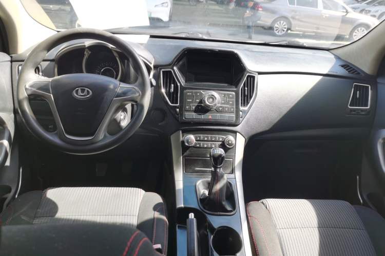 Used Huatai Santa Fe 2017 1.5T Gasoline Manual Two-Wheel-Drive Elite Model Interior 3