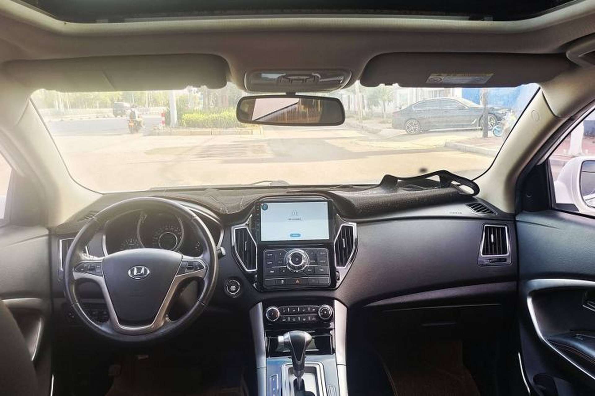 Used Huatai Santa Fe 2017 1.5T Gasoline Automatic Two-Wheel Drive Smart Enjoyment i3 Model Interior 3