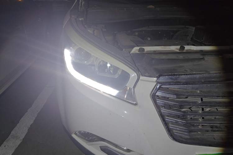 Used Huatai Santa Fe 2017 1.5T Gasoline Automatic Two-Wheel Drive Smart Enjoyment i3 Model Right Front Headlight