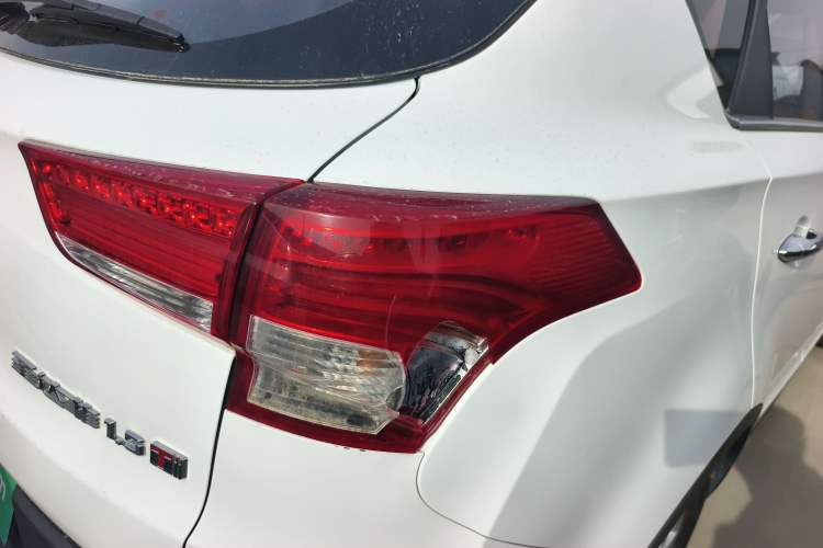Used Huatai Santa Fe 2017 1.5T Gasoline Automatic Two-Wheel Drive Smart Enjoyment i3 Model Right Rear Taillight