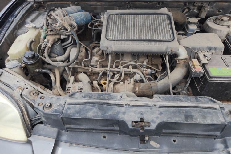Used Huatai Santa Fe Classic 2009 2.0T Diesel Manual Two-Wheel Drive Luxury Version Engine Bay