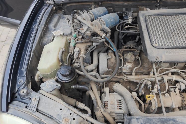 Used Huatai Santa Fe Classic 2009 2.0T Diesel Manual Two-Wheel Drive Luxury Version Engine Bay Right