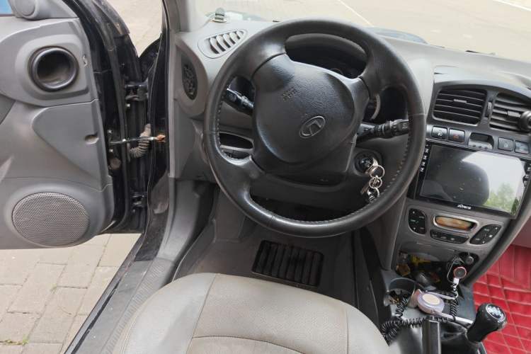 Used Huatai Santa Fe Classic 2009 2.0T Diesel Manual Two-Wheel Drive Luxury Version Steering Wheel