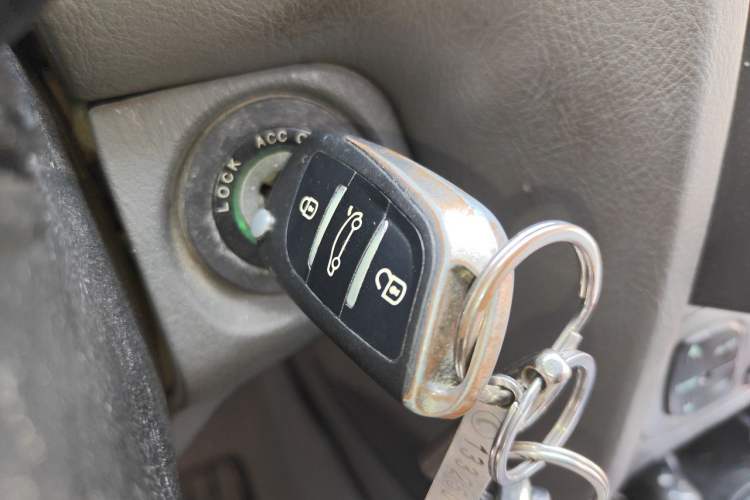 Used Huatai Santa Fe Classic 2009 2.0T Diesel Manual Two-Wheel Drive Luxury Version Vehicle Key