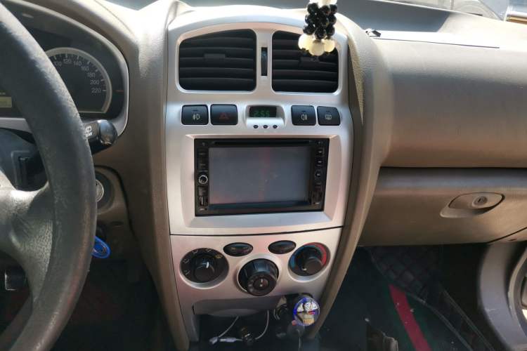 Used Huatai Santa Fe Classic 2011 2.0L Gasoline Manual Two-Wheel Drive Comfort Version Audio And AC Panel