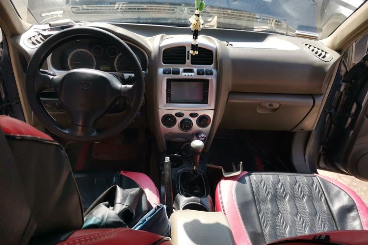 Used Huatai Santa Fe Classic 2011 2.0L Gasoline Manual Two-Wheel Drive Comfort Version Center Console
